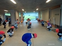 朝の集い。みんなで大久保体操をしています。