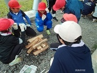 どうすればうまく火を起こせるか相談中。