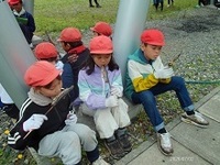 いよいよ自分がさばいたイワナを食べます。頭から?尻尾から?お腹から?　悩みどころですね。